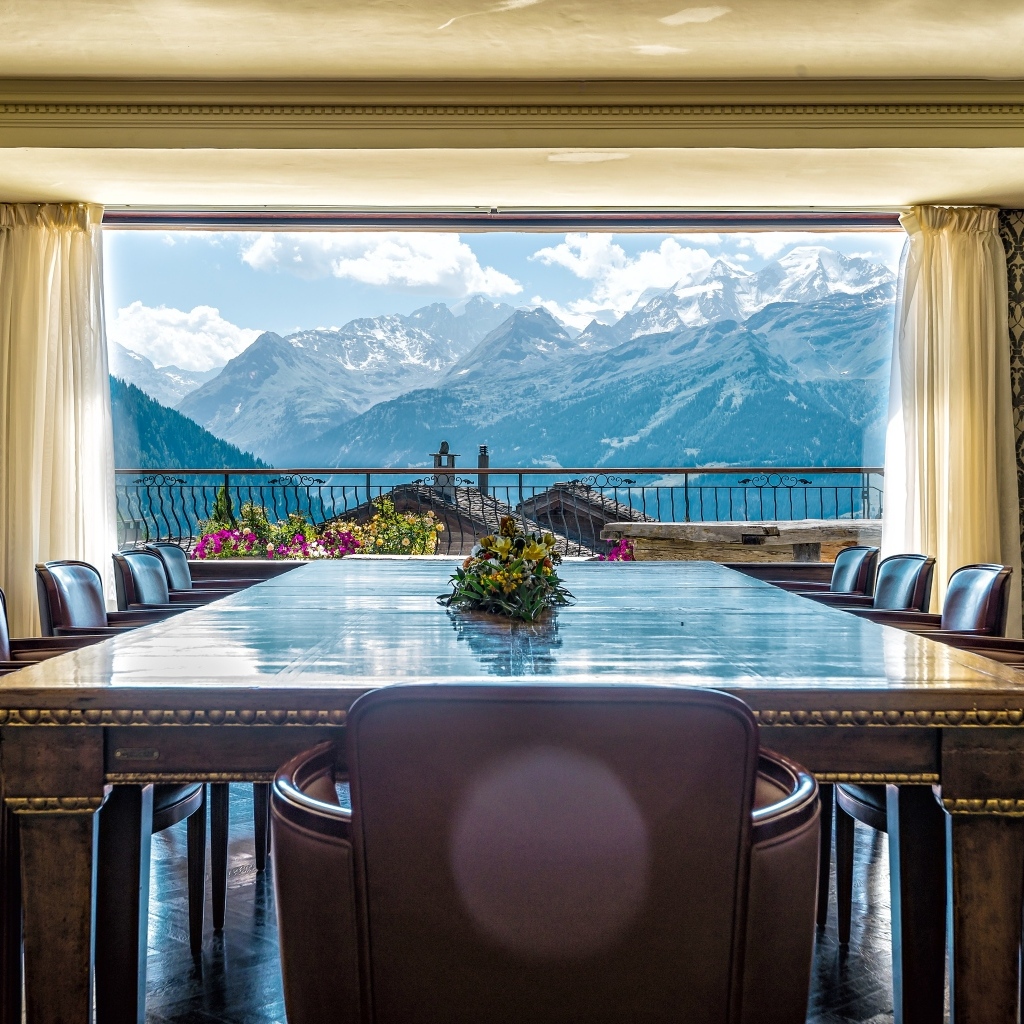 Большой стол и стулья в гостиной с красивым видом из окна