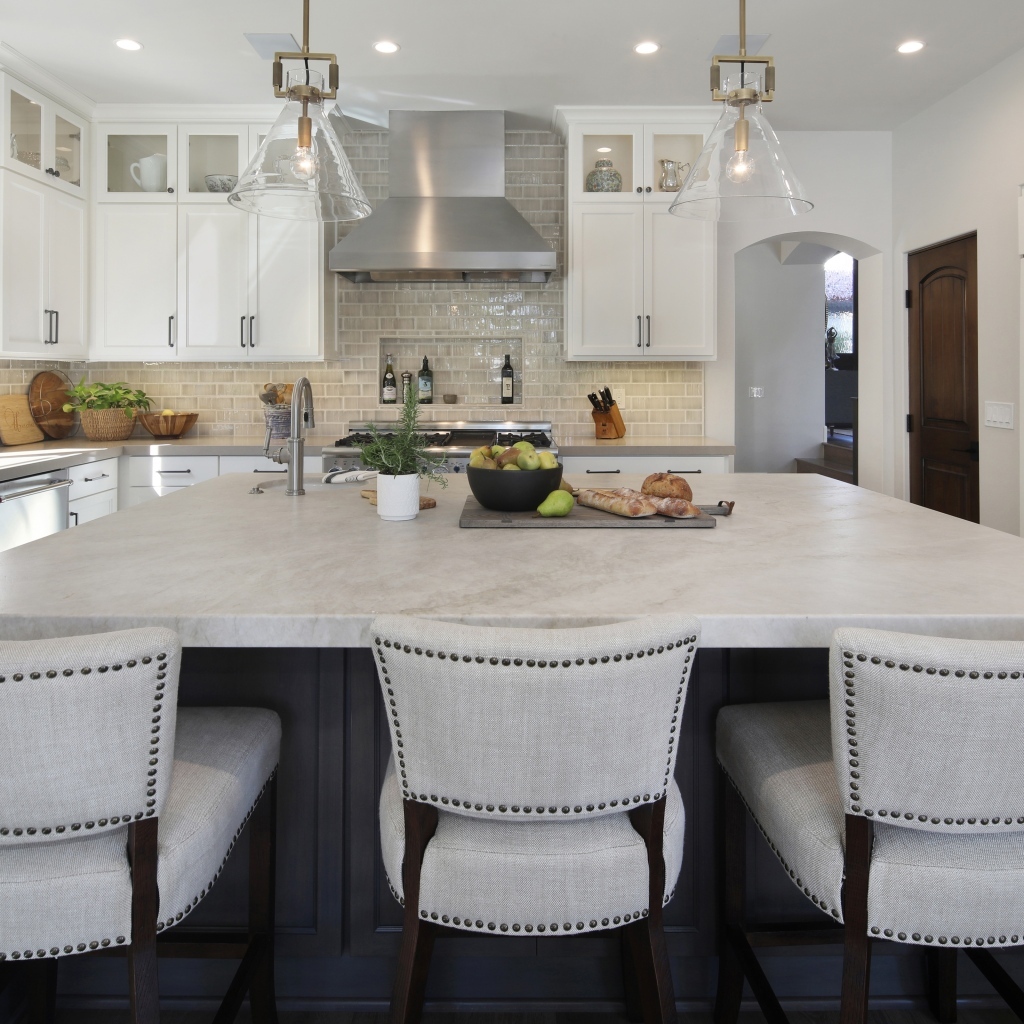 Большой стол со стульями в светлой кухне