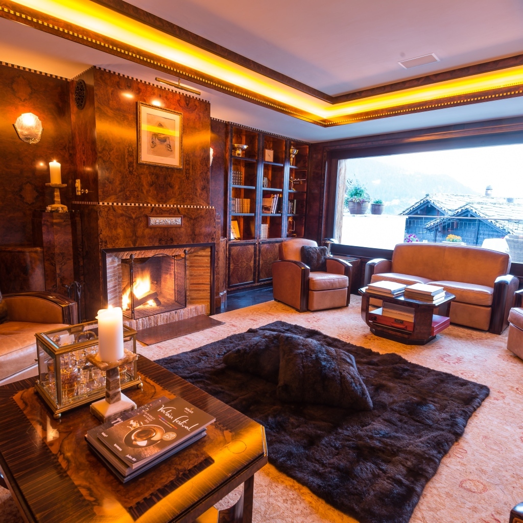 Большое окно в гостиной комнате с камином