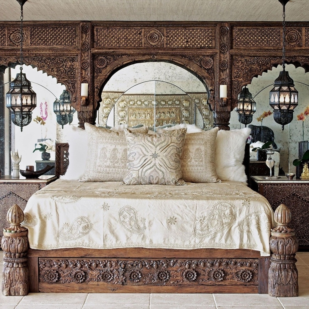 Большая деревянная кровать в комнате с резными стенами
