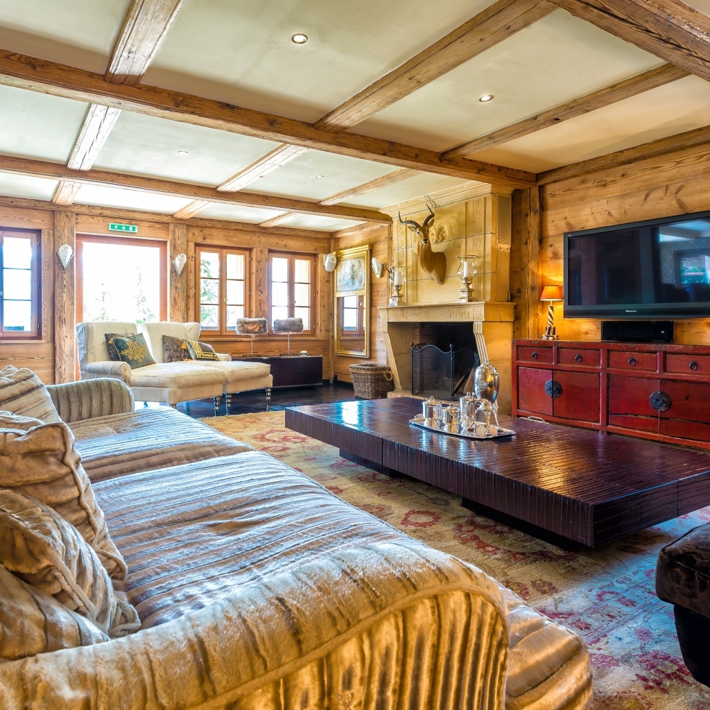 Гостиная   с камином и большим диваном