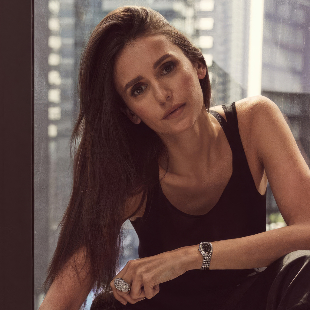 Длинноволосая канадская актриса Нина Добрев