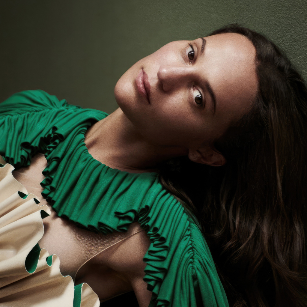 Длинноволосая актриса Алисия Викандер у стены