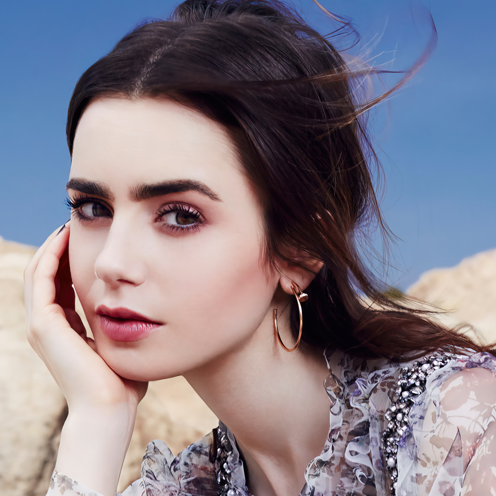 Милая девушка шатенка Лили Коллинз