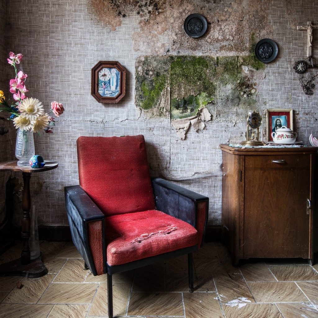 Старая комната с красным креслом