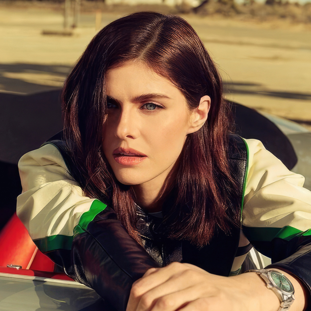 Популярная актриса Александра Даддарио сидит в автомобиле