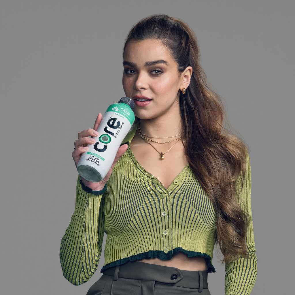 Популярная актриса Хейли Стайнфелд на фоне серой стены