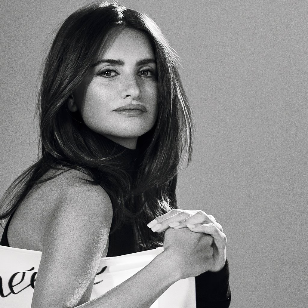 Популярная актриса Пенелопа Крус на сером фоне