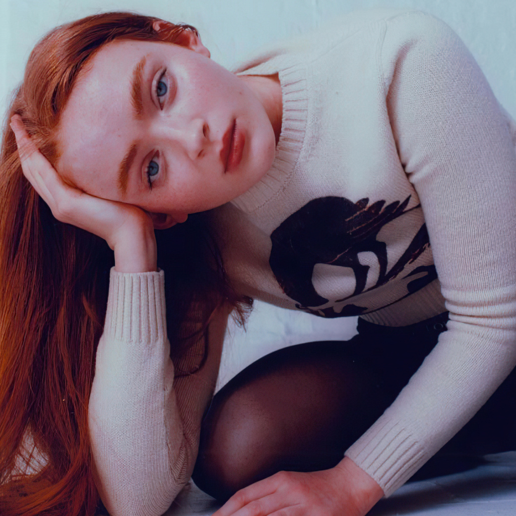 Рыжеволосая девушка актриса Сэди Синк