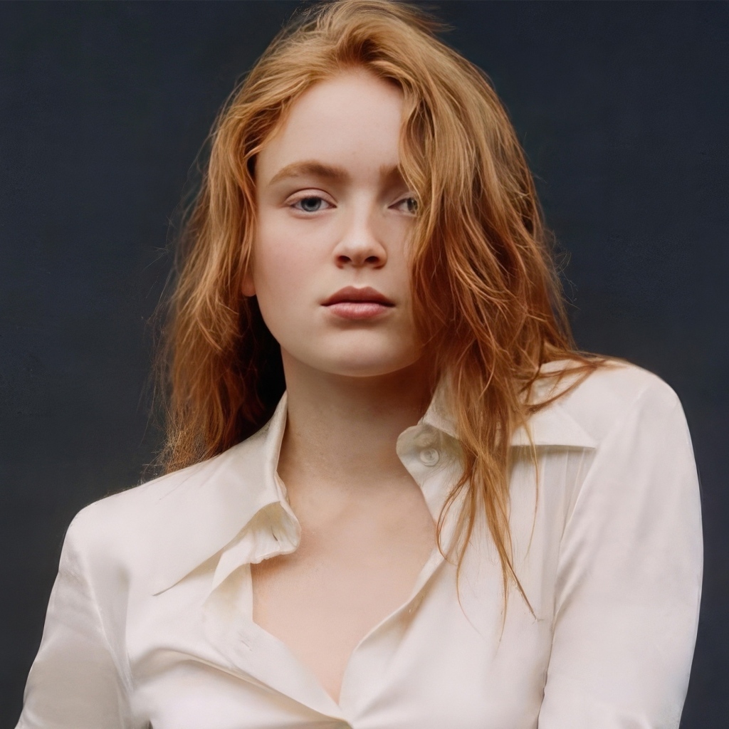 Рыжеволосая девушка актриса Сэди Синк