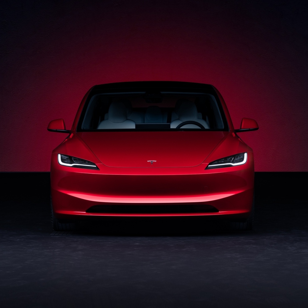 Красная Tesla Model 3 2023 года вид спереди