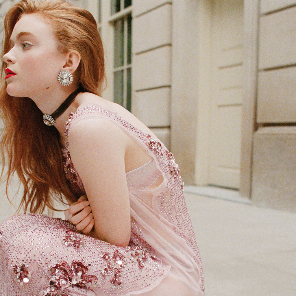 Рыжеволосая Сэди Синк в розовом платье