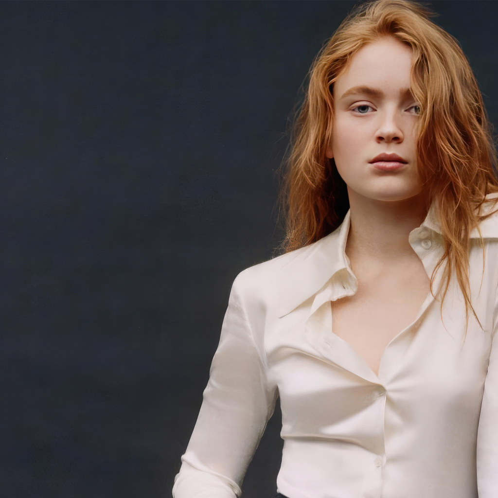 Рыжеволосая Сэди Синк  в белой блузке