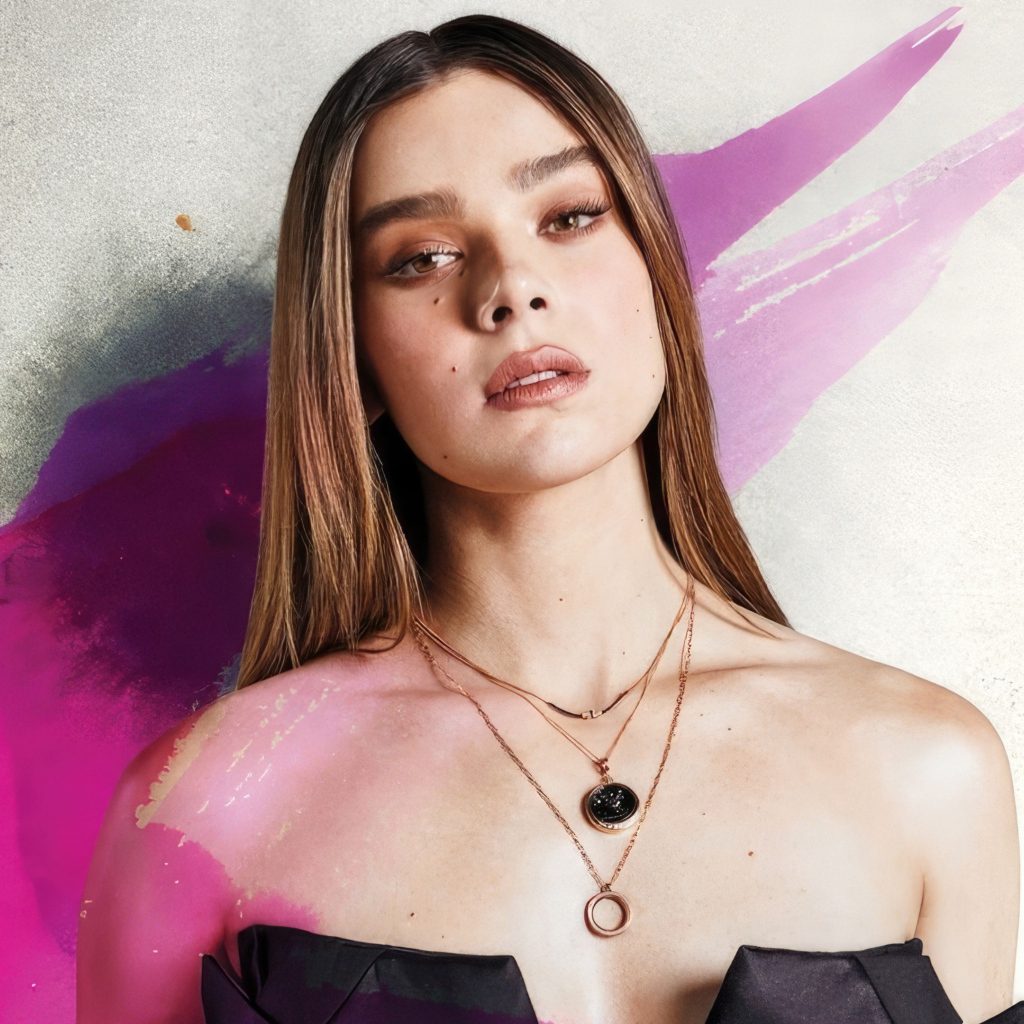 Романтическая актриса Хейли Стайнфелд на фоне стены