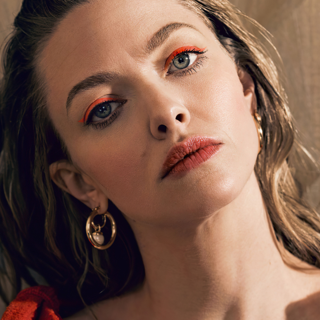 Грустная актриса Аманда Сайфред стоит у стены