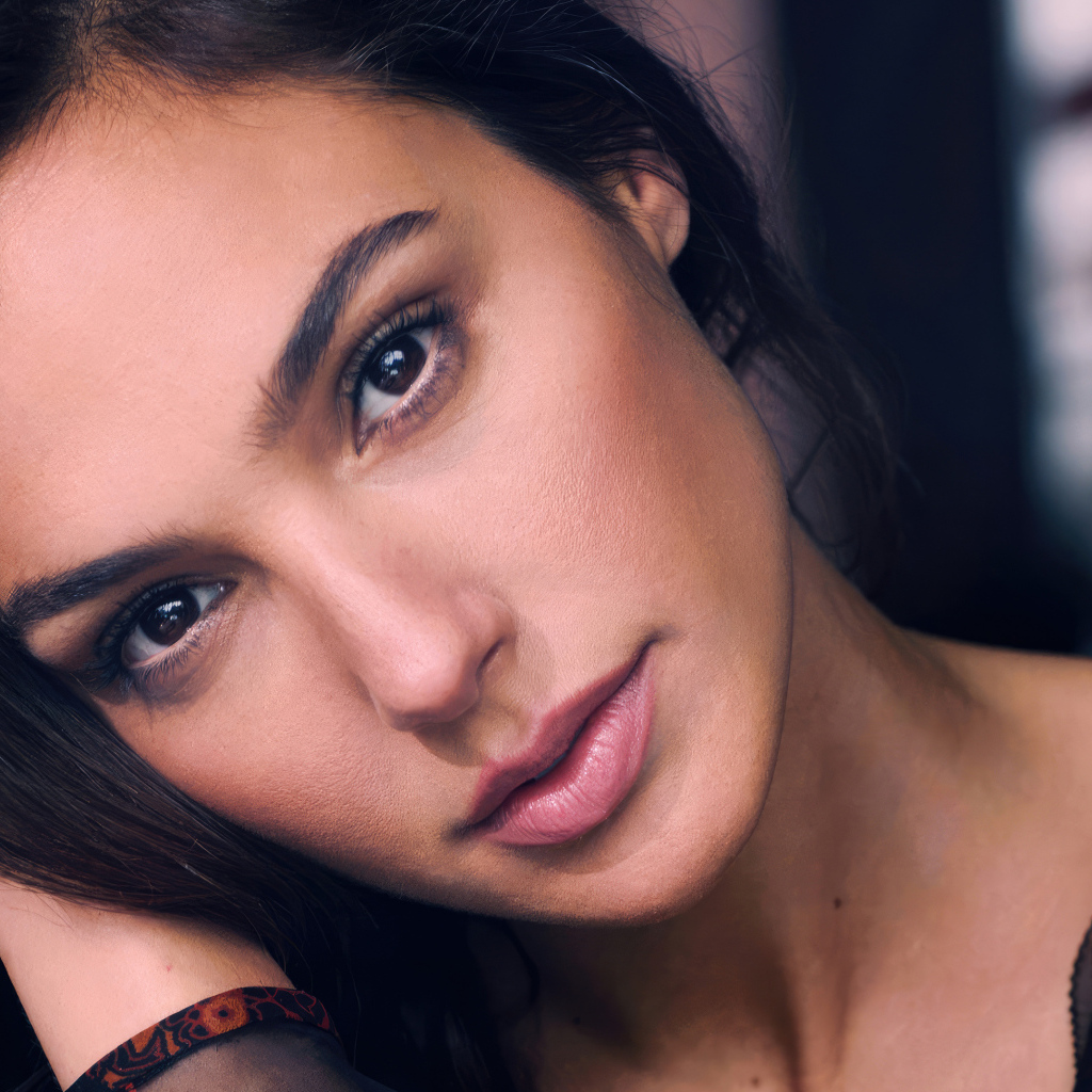 Грустная кареглазая девушка актриса Галь Гадот