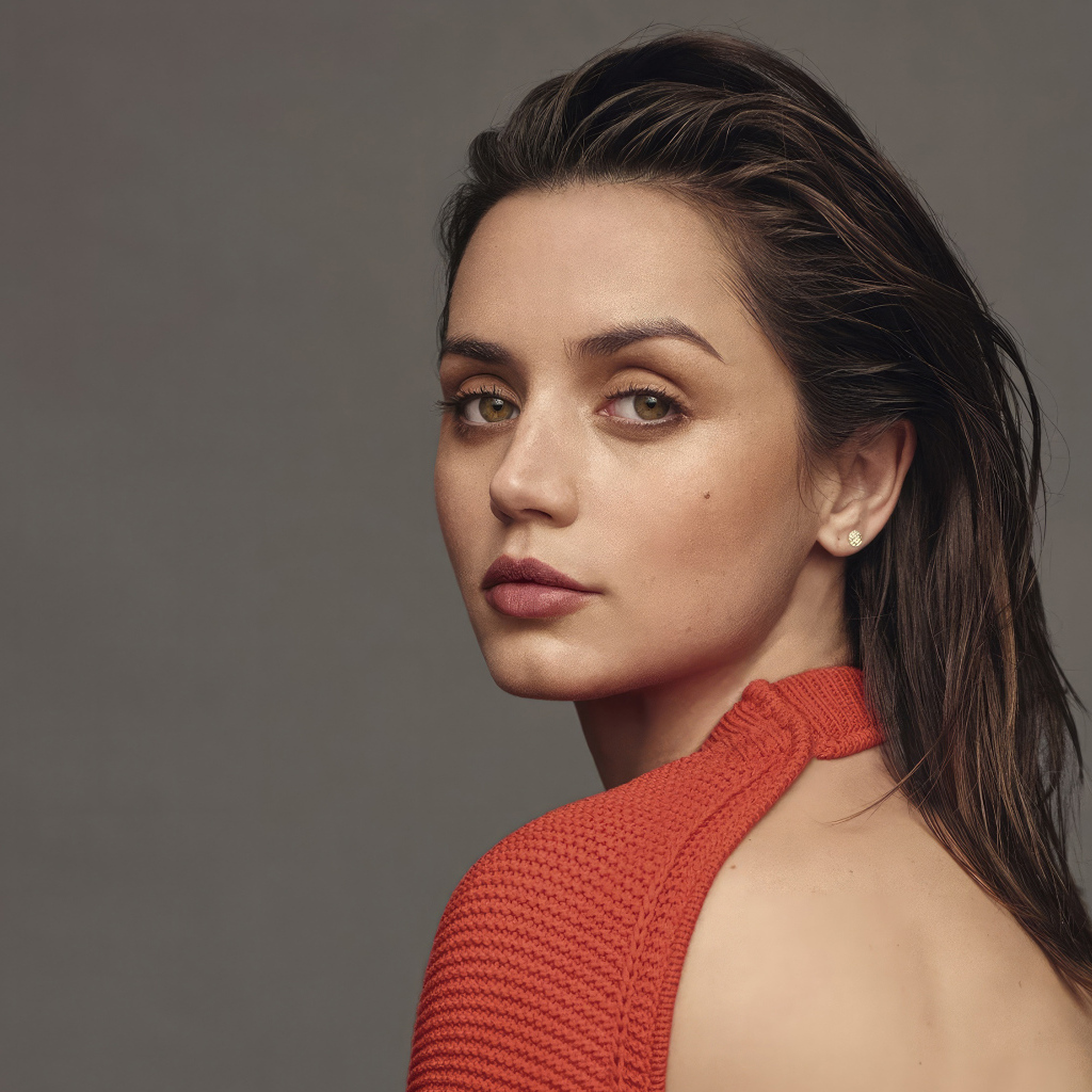 Грустный взгляд актрисы Ана де Армас на сером фоне