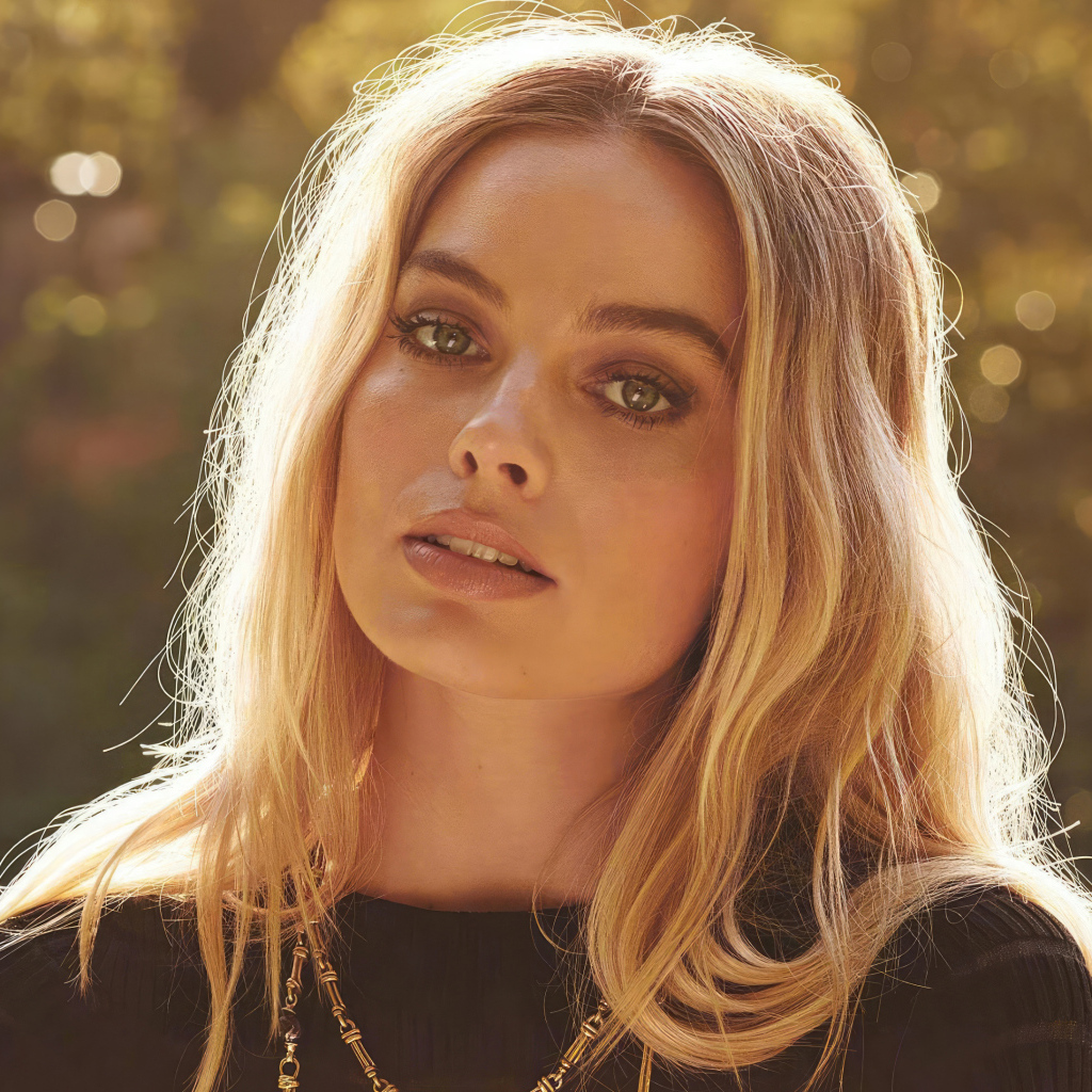 Серьезная блондинка актриса Марго Робби