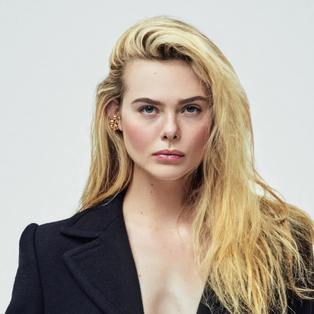 Серьезная девушка актриса  Эль Фэннинг на сером фоне