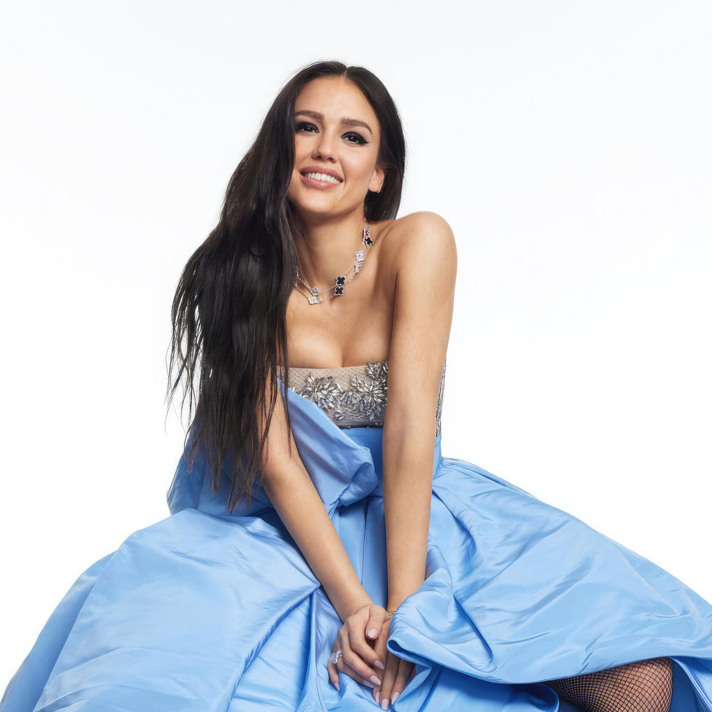 Улыбающаяся Джессика Альба в голубом платье