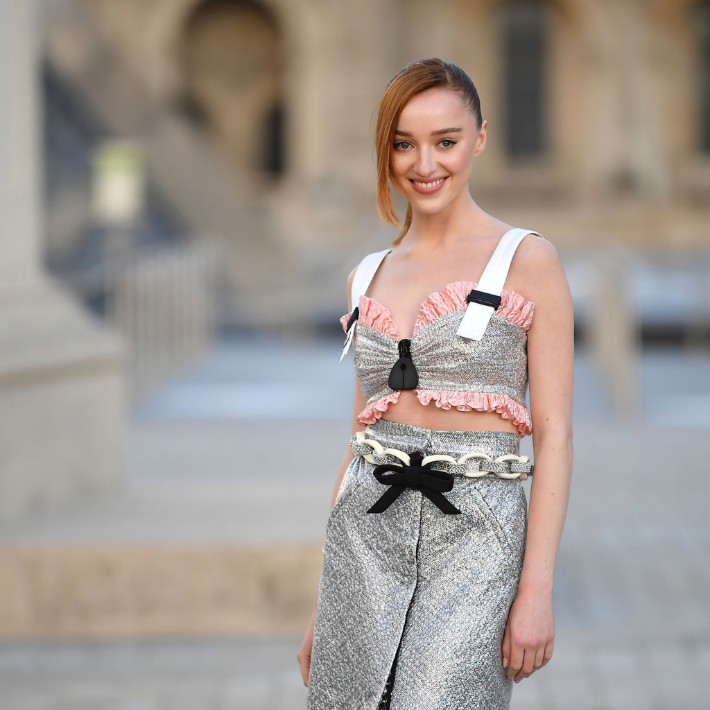 Улыбающаяся актриса Фиби Дайневор