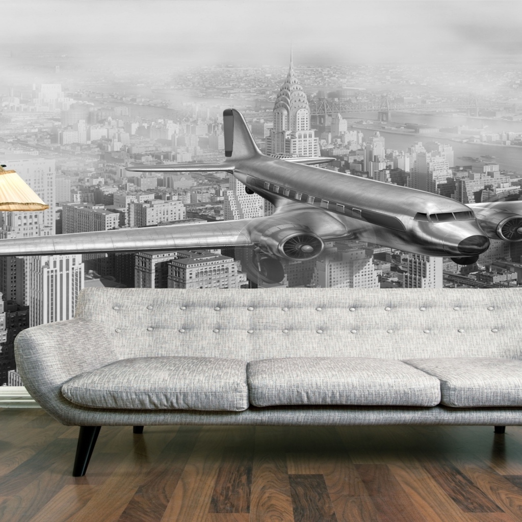 Диван в комнате с фотообоями