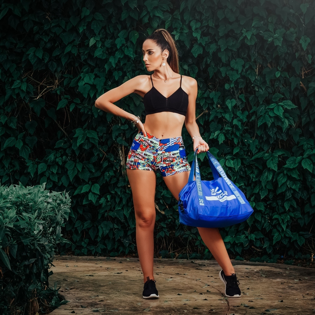 Спортивная девушка с сумкой 