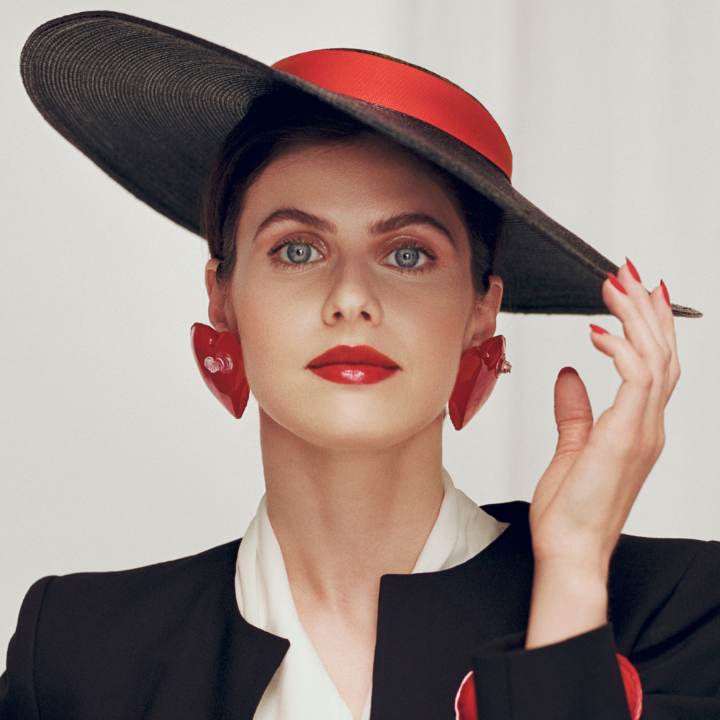 Стильная актриса Александра Даддарио  в большой шляпе