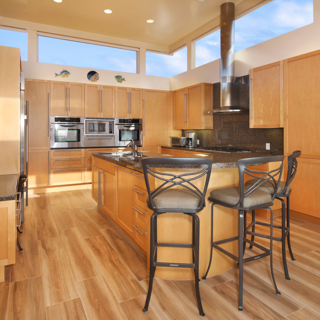 Стильная большая кухня с деревянной мебелью