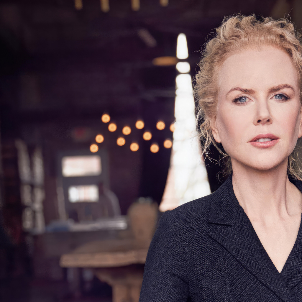 Стильная популярная актриса Николь Кидман в черном