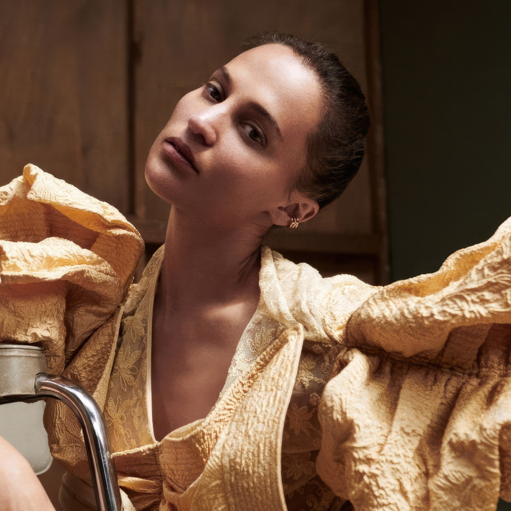 Шведская актриса Алисия Викандер в необычном платье