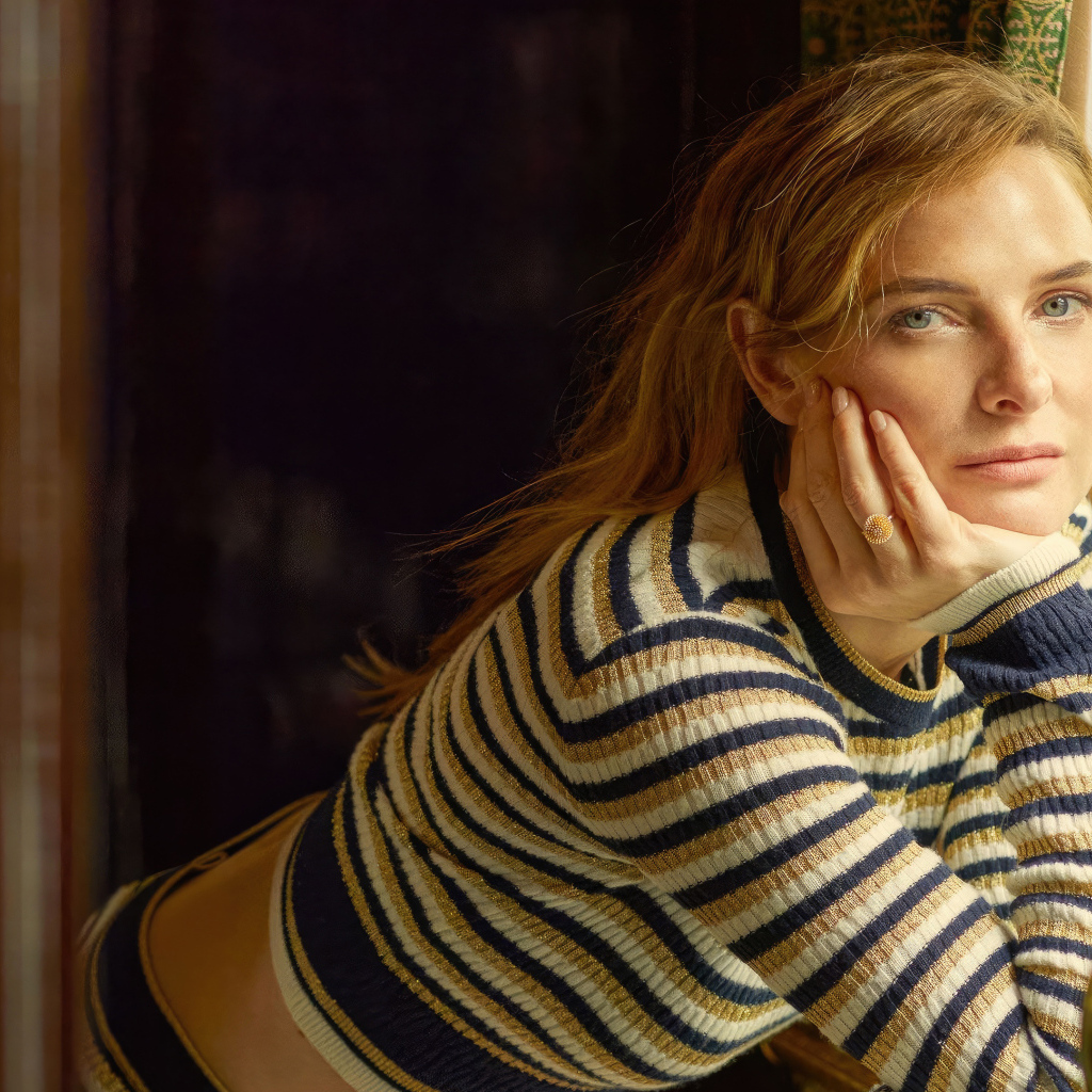 Шведская актриса Ребекка Фергюсон у окна