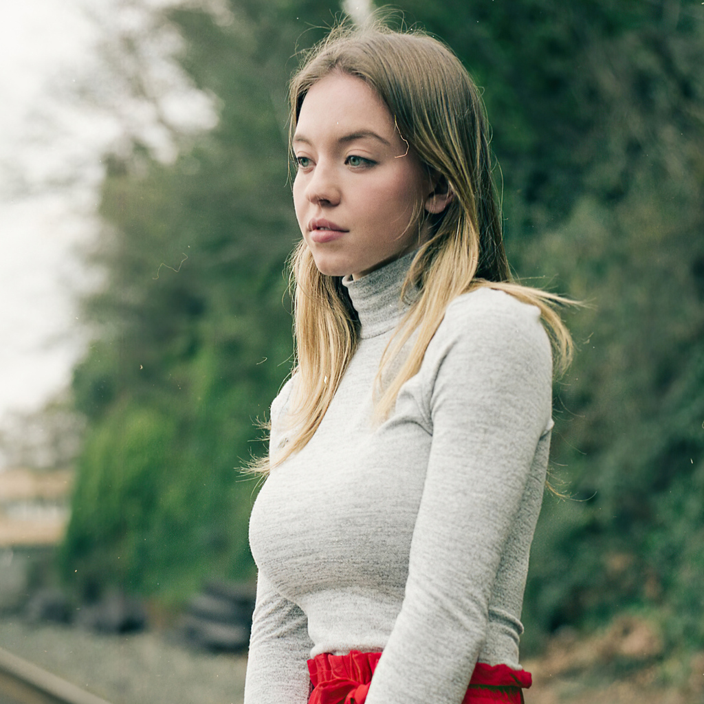 Милая девушка актриса Сидни Суини