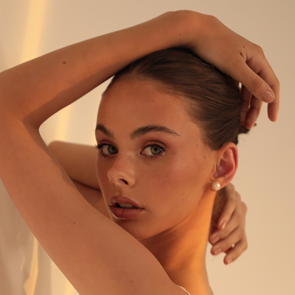 Милая молодая девушка Мэйка Вулард