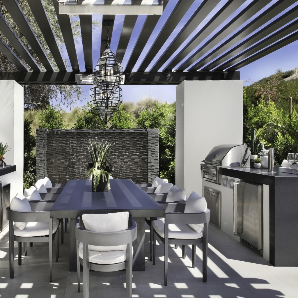 Стол и стулья в кухне в сером цвете