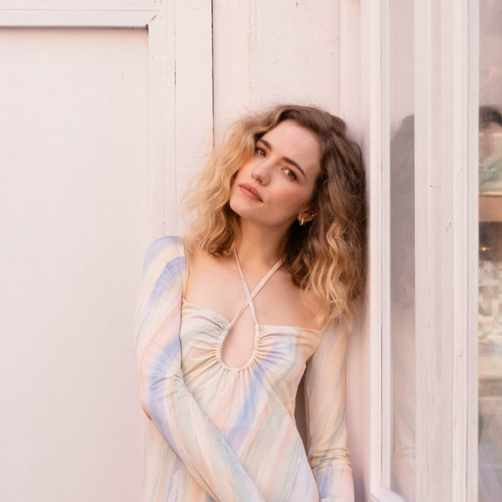 Нежная девушка актриса Уилла Фицджералд у стены