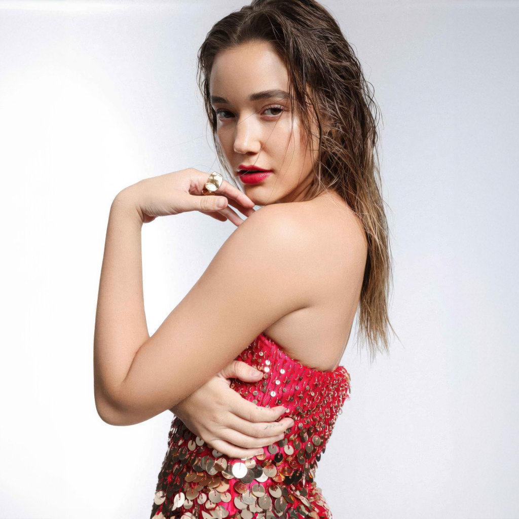 Нежная настоящая девушка Оливия Понтон на сером фоне