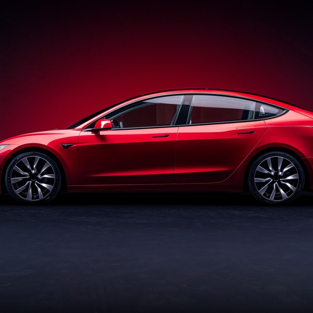 Автомобиль Tesla Model 3 2023 года вид сбоку