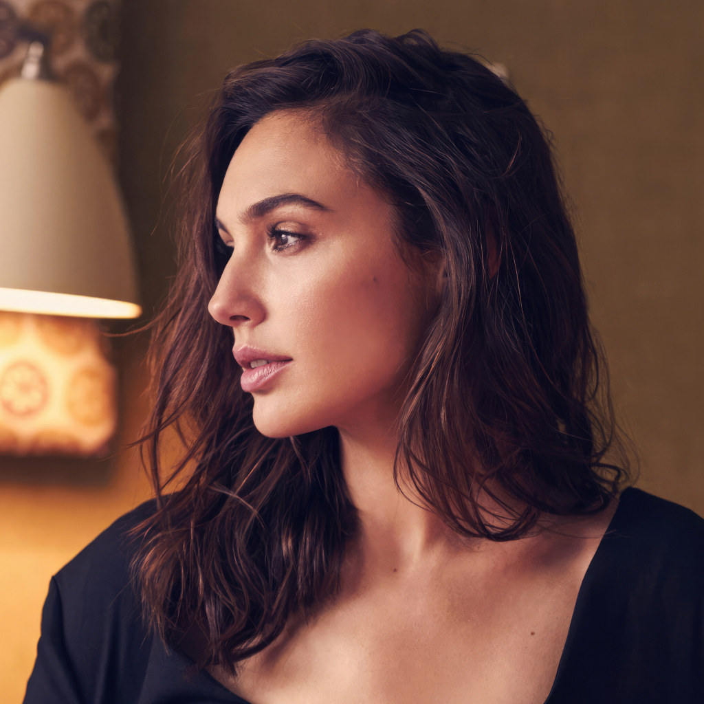 Задумчивый взгляд актрисы Галь Гадот