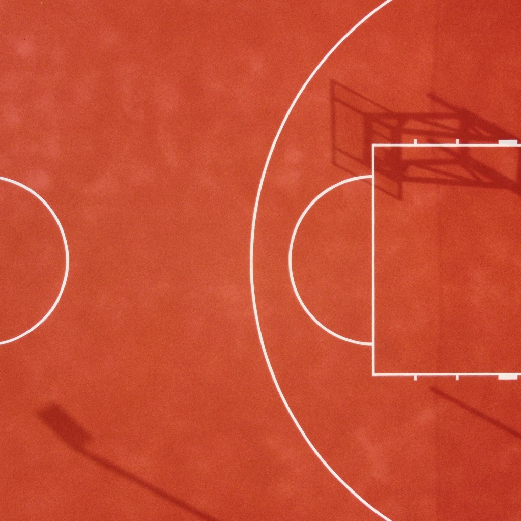 Вид сверху на баскетбольное поле