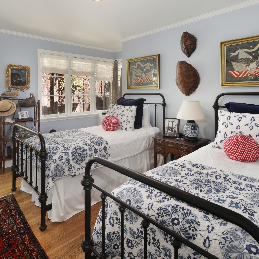 Две высокие кровати в спальной комнате