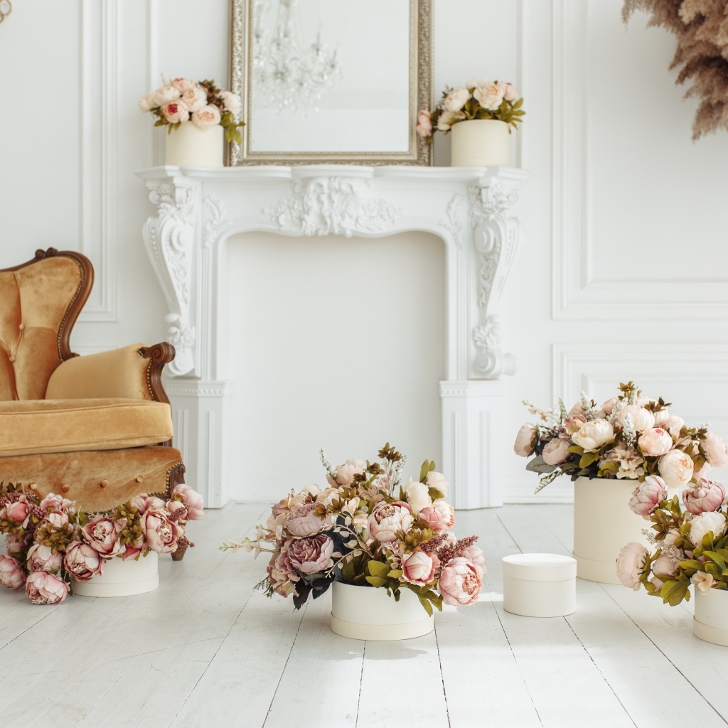 Винтажная мебель в комнате с цветами