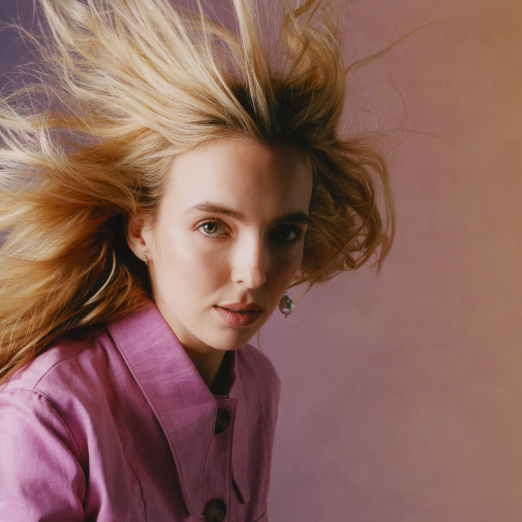 Белые волосы актрисы Джоди Комер