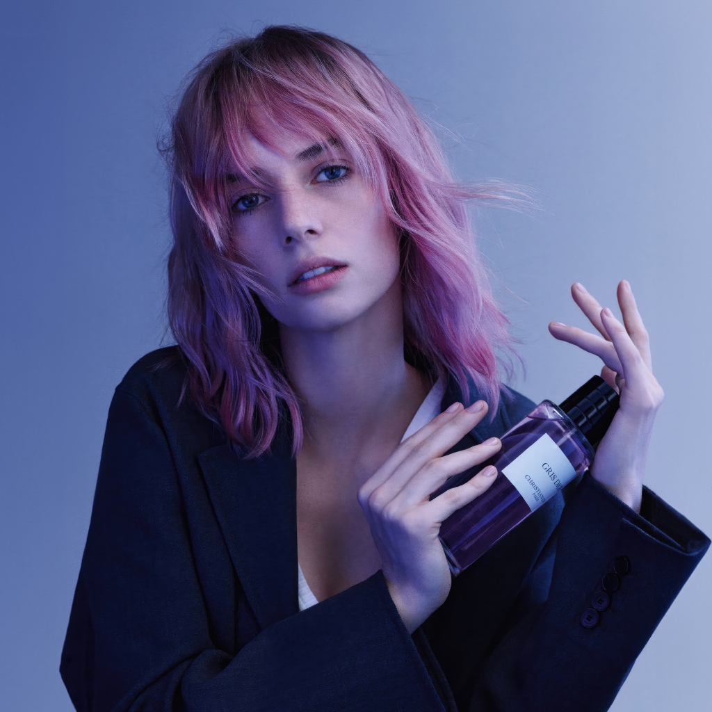 Молодая американская актриса Майя Хоук в черном пиджаке