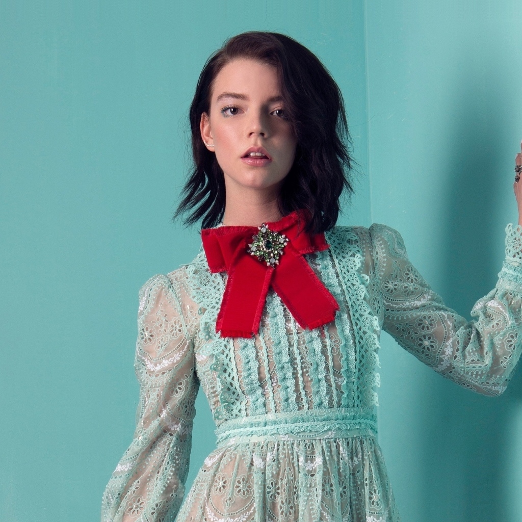 Молодая актриса Аня Тейлор-Джой на голубом фоне