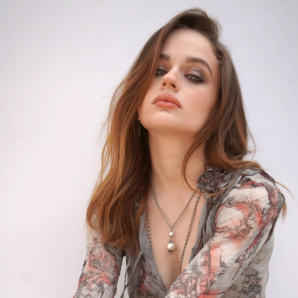 Молодая актриса Джоуи Кинг на сером фоне