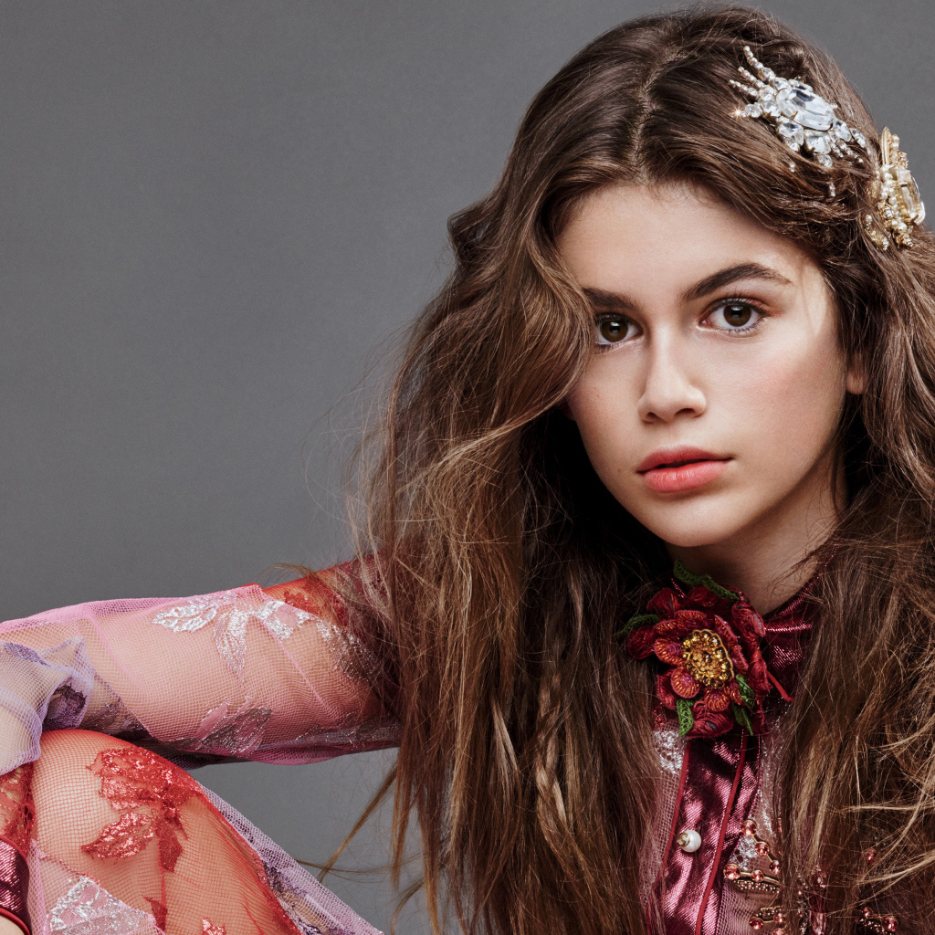 Молодая актриса Кайя Гербер на сером фоне