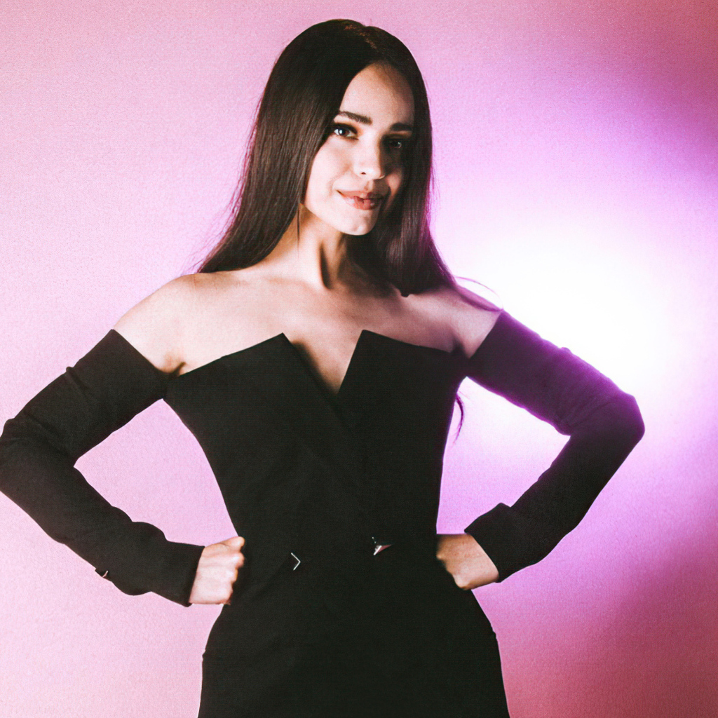 Молодая актриса София Карсон на розовом фоне