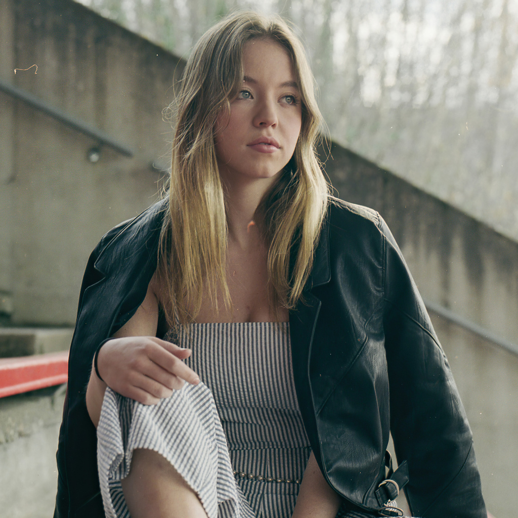 Молодая актриса Сидни Суини в черной куртке