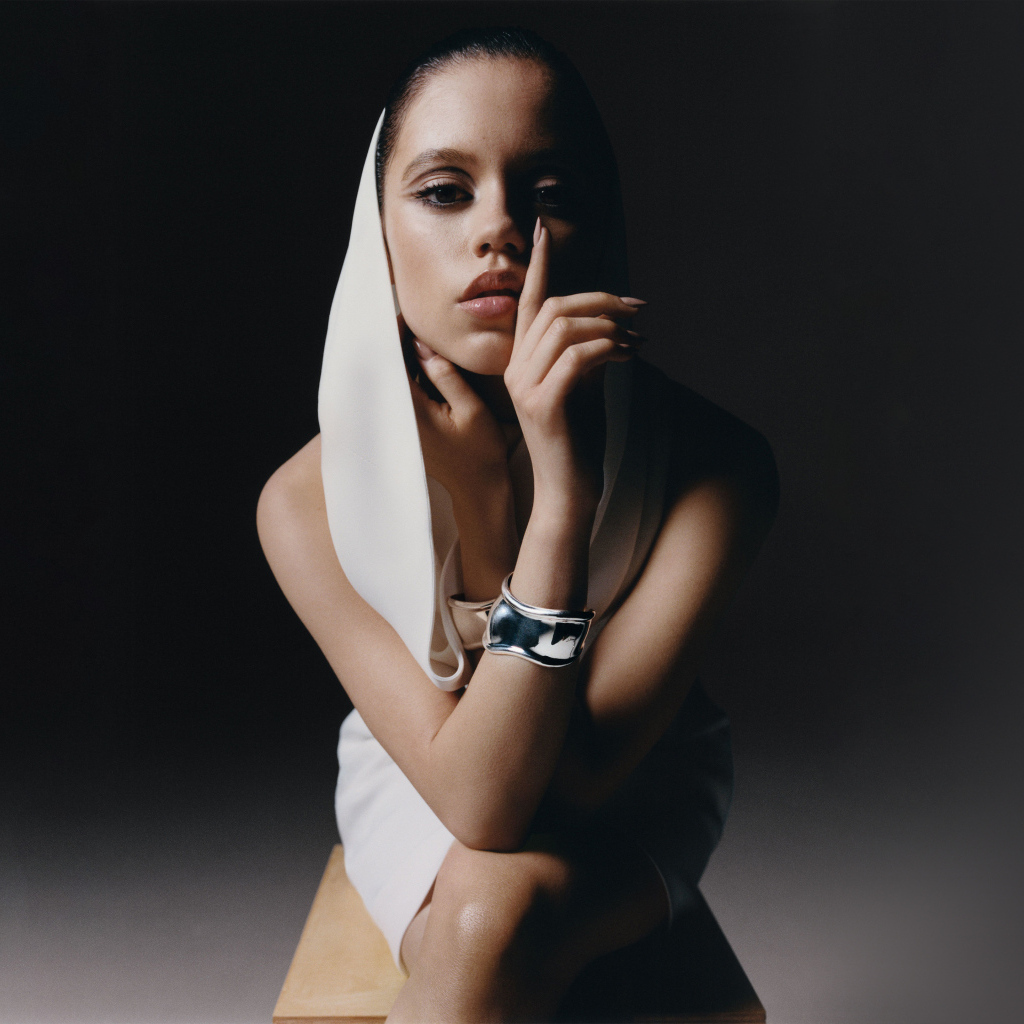 Молодая популярная актриса Дженна Ортега